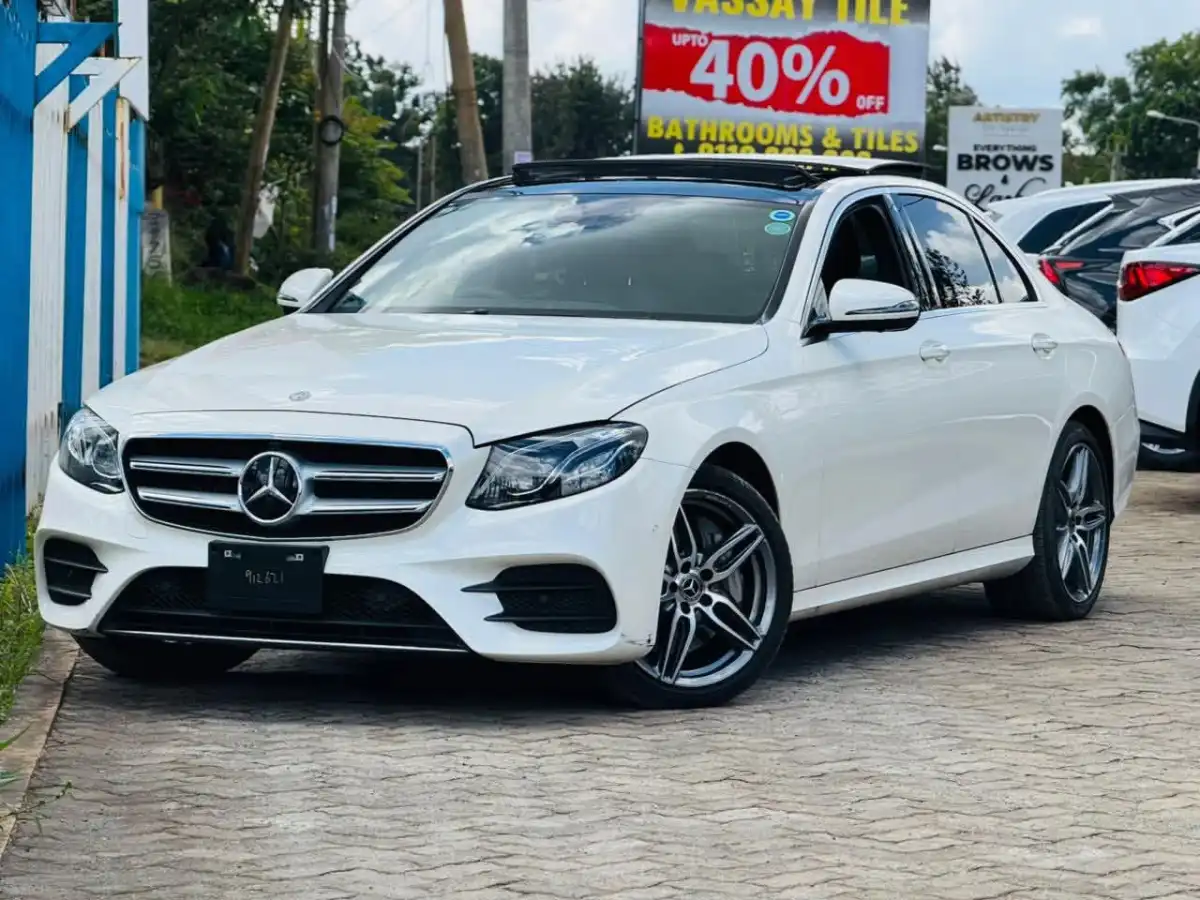 Mercedes_Benz-E300-
