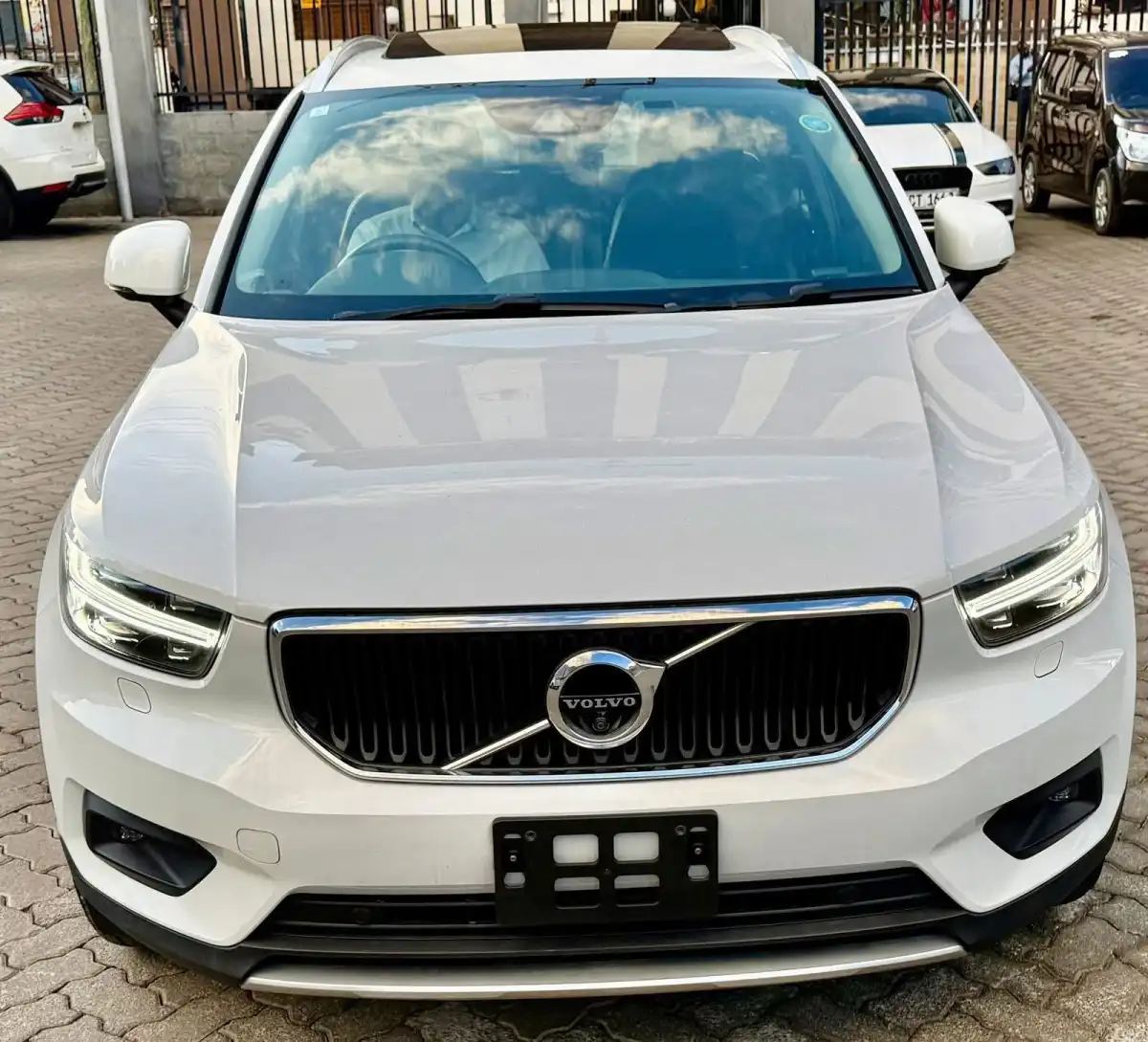 VOLVO-XC40-