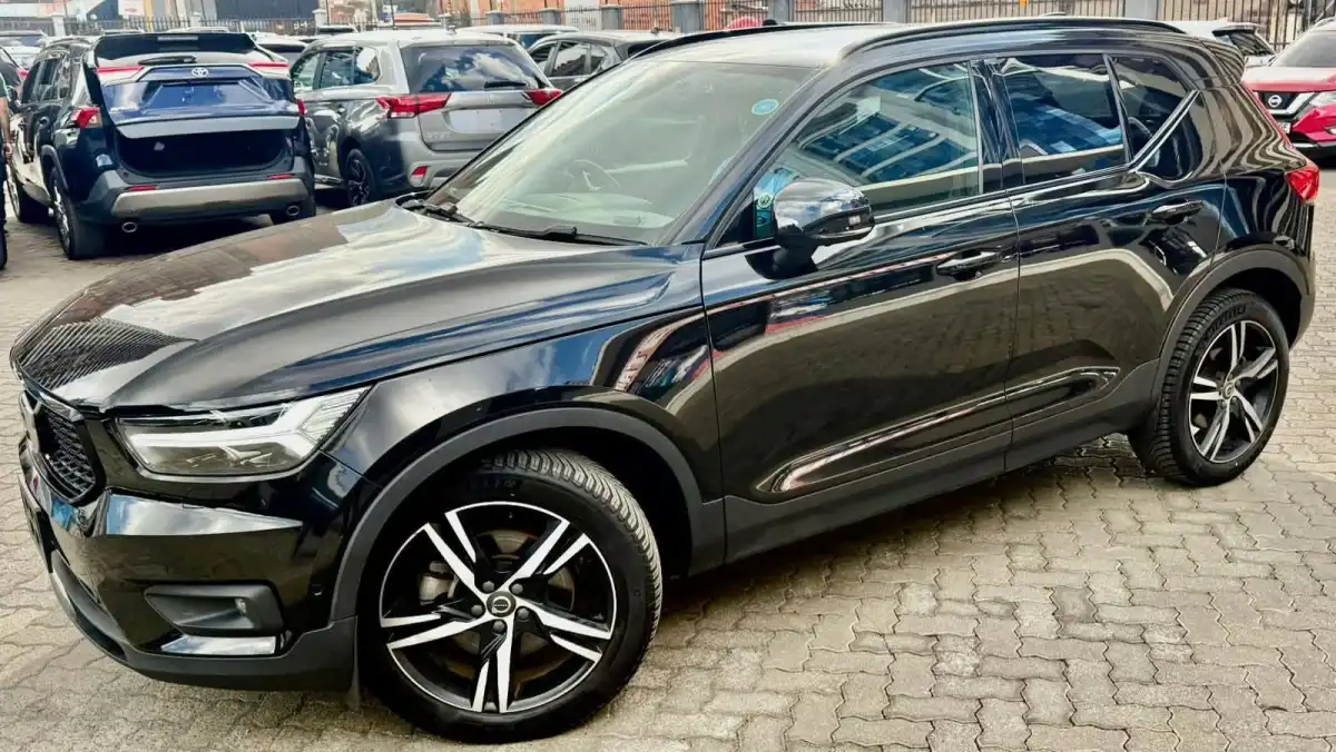 VOLVO-XC40-