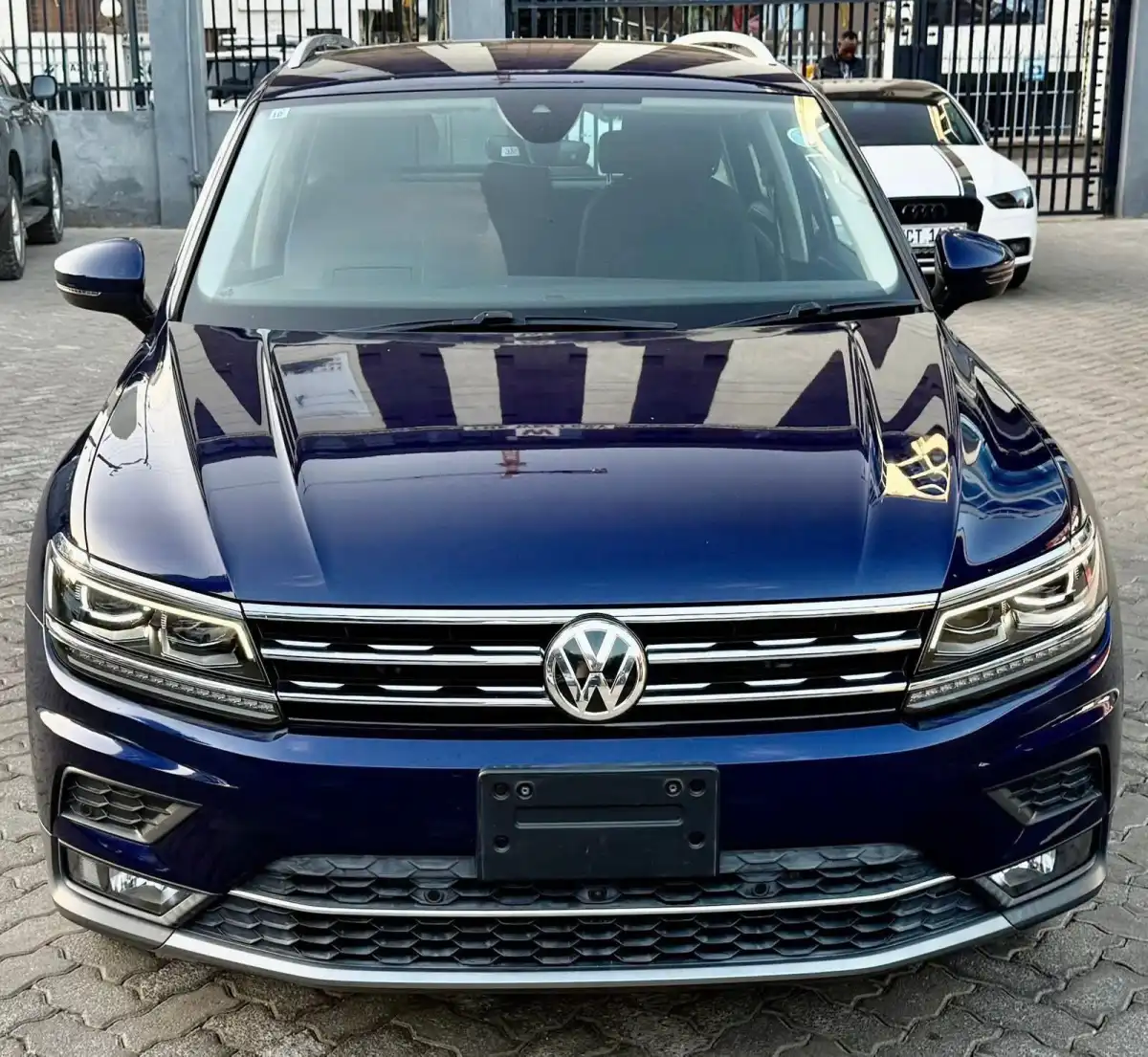 VOLKSWAGEN-Tiguan-