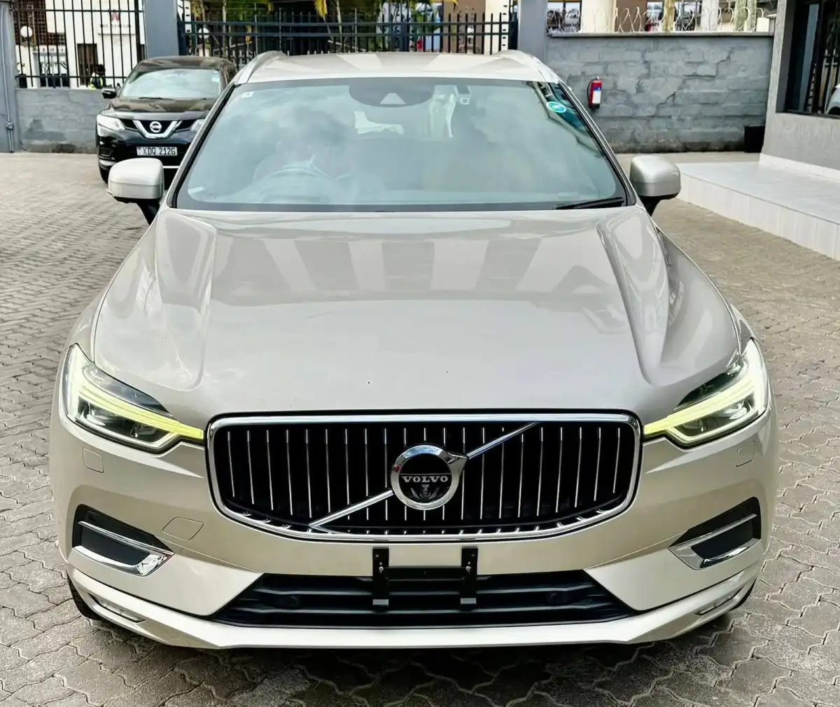 VOLVO-XC60-
