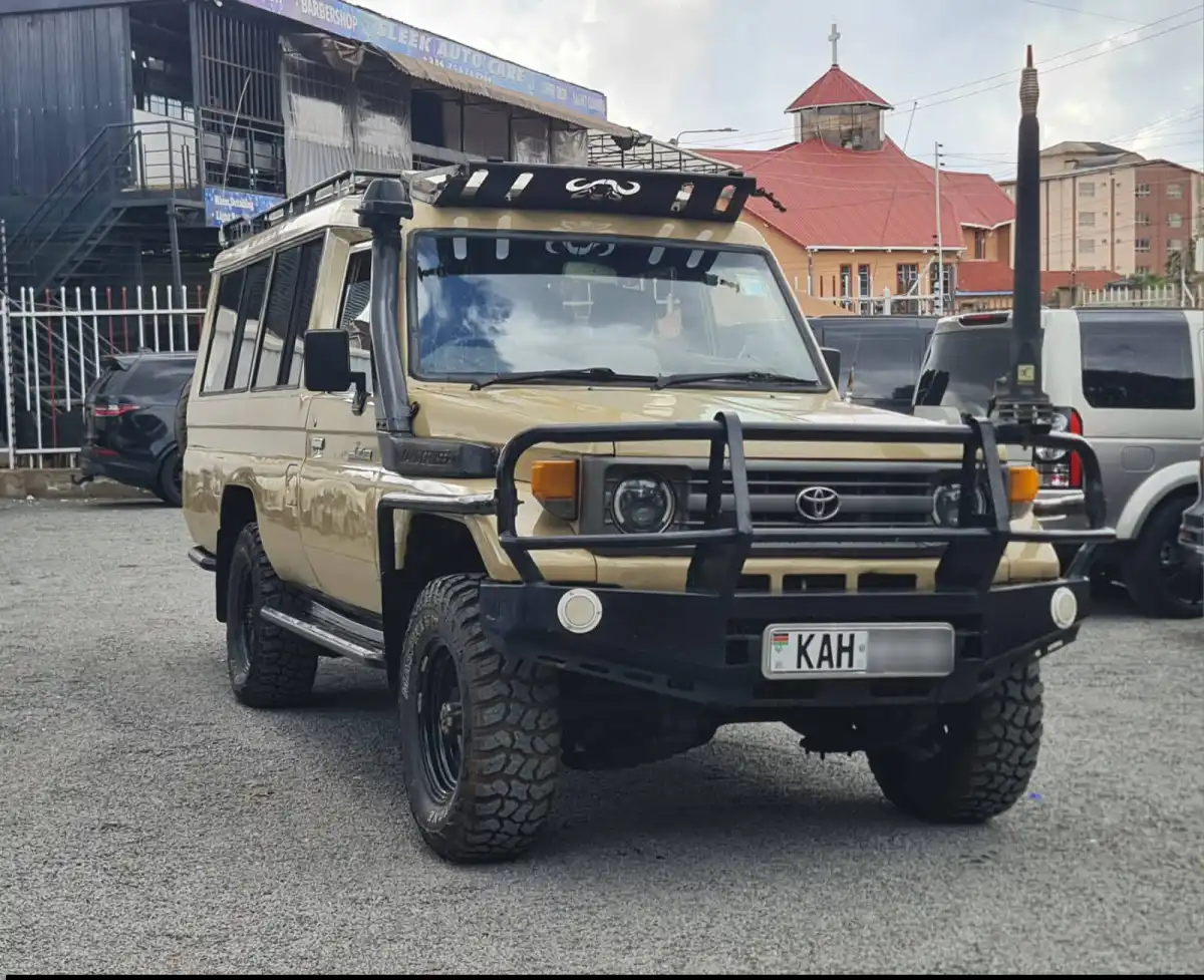 Toyota-Land_cruiser_76-