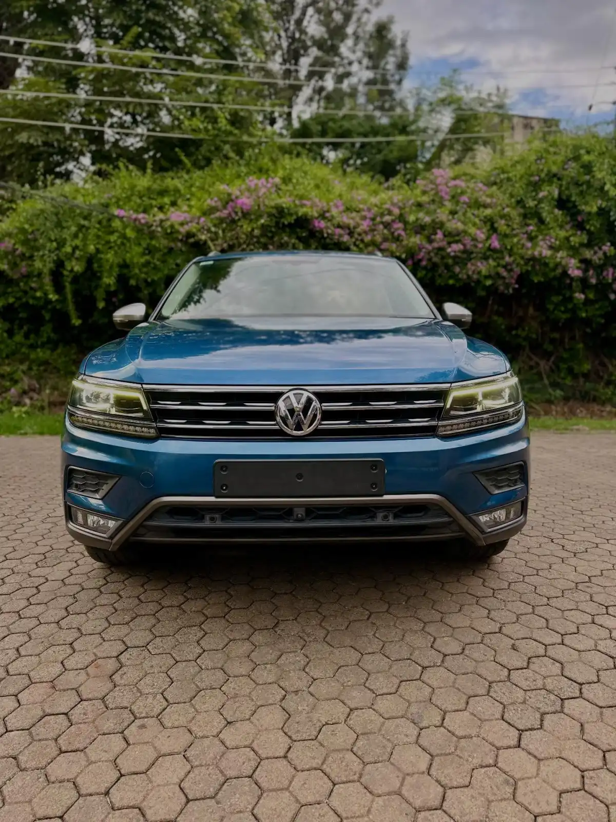 VOLKSWAGEN-Tiguan-