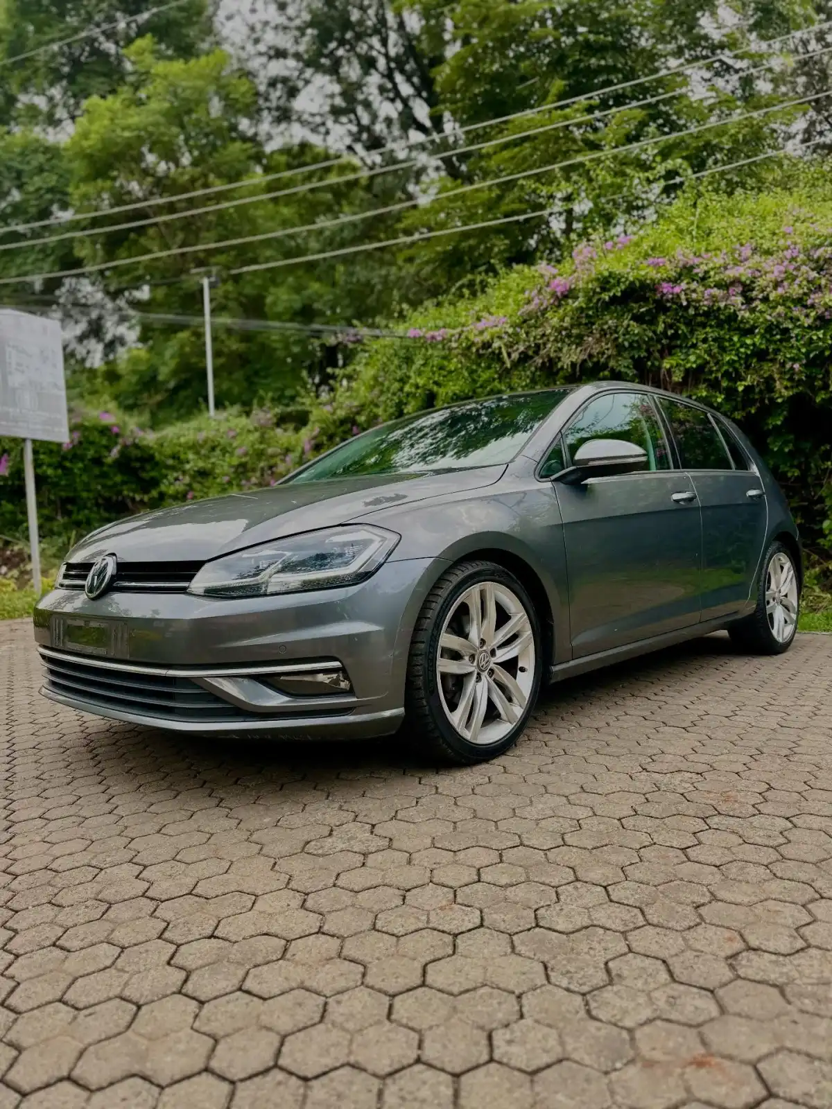 VOLKSWAGEN-Golf_R-