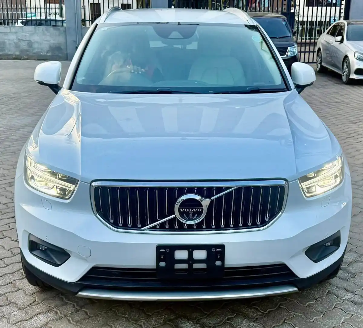 VOLVO-XC40-