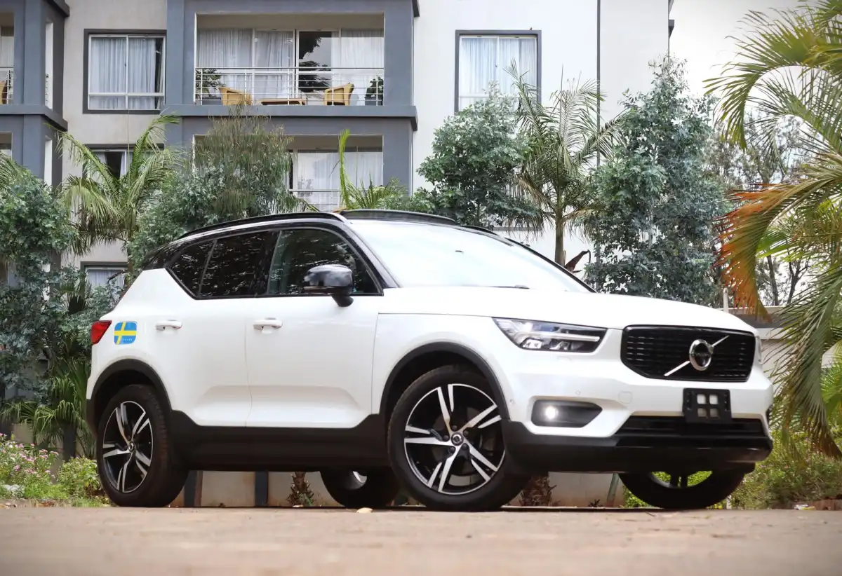 VOLVO-XC40-