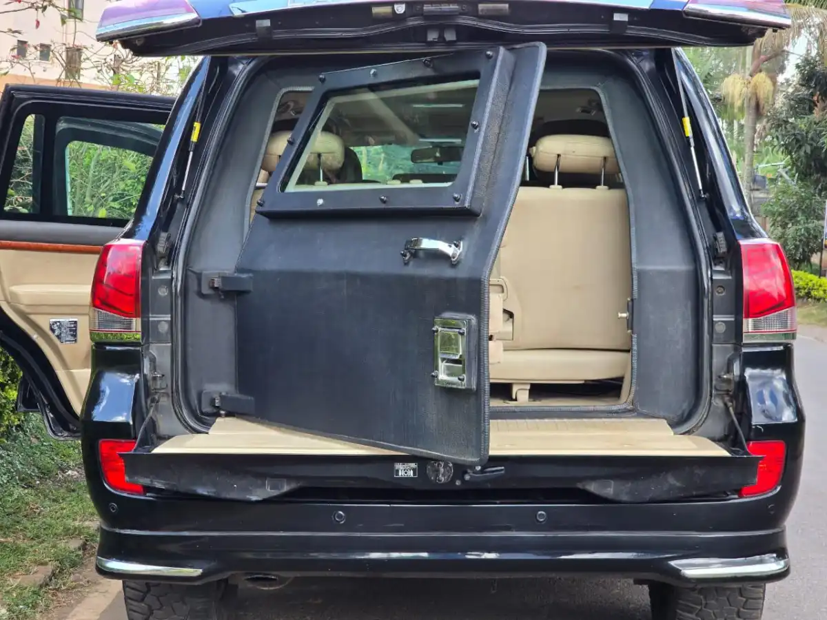 Toyota-Land_Cruiser_V8-