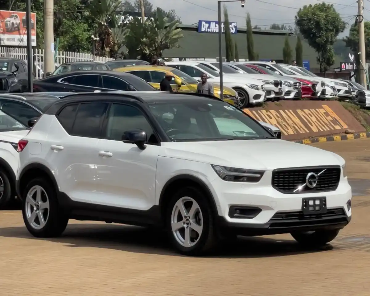 VOLVO-XC40-