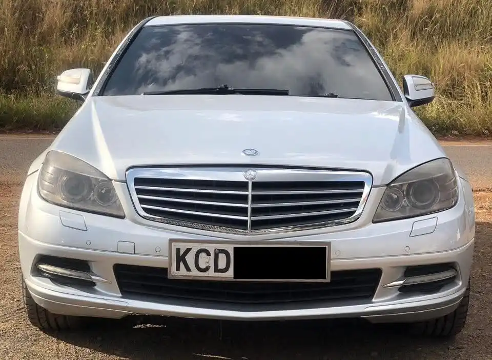 Mercedes_Benz-C200-