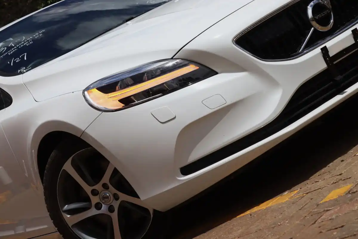 VOLVO-V40-