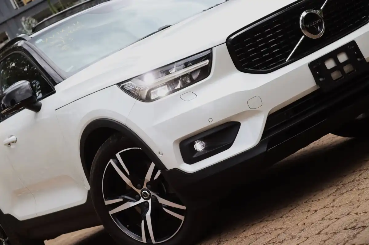 VOLVO-XC40-
