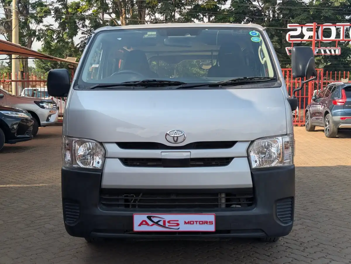 Toyota-Hiace_7L-
