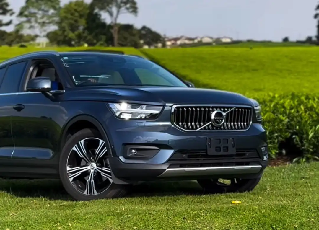 VOLVO-XC40-