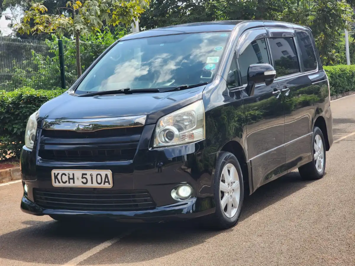 Toyota-Noah-