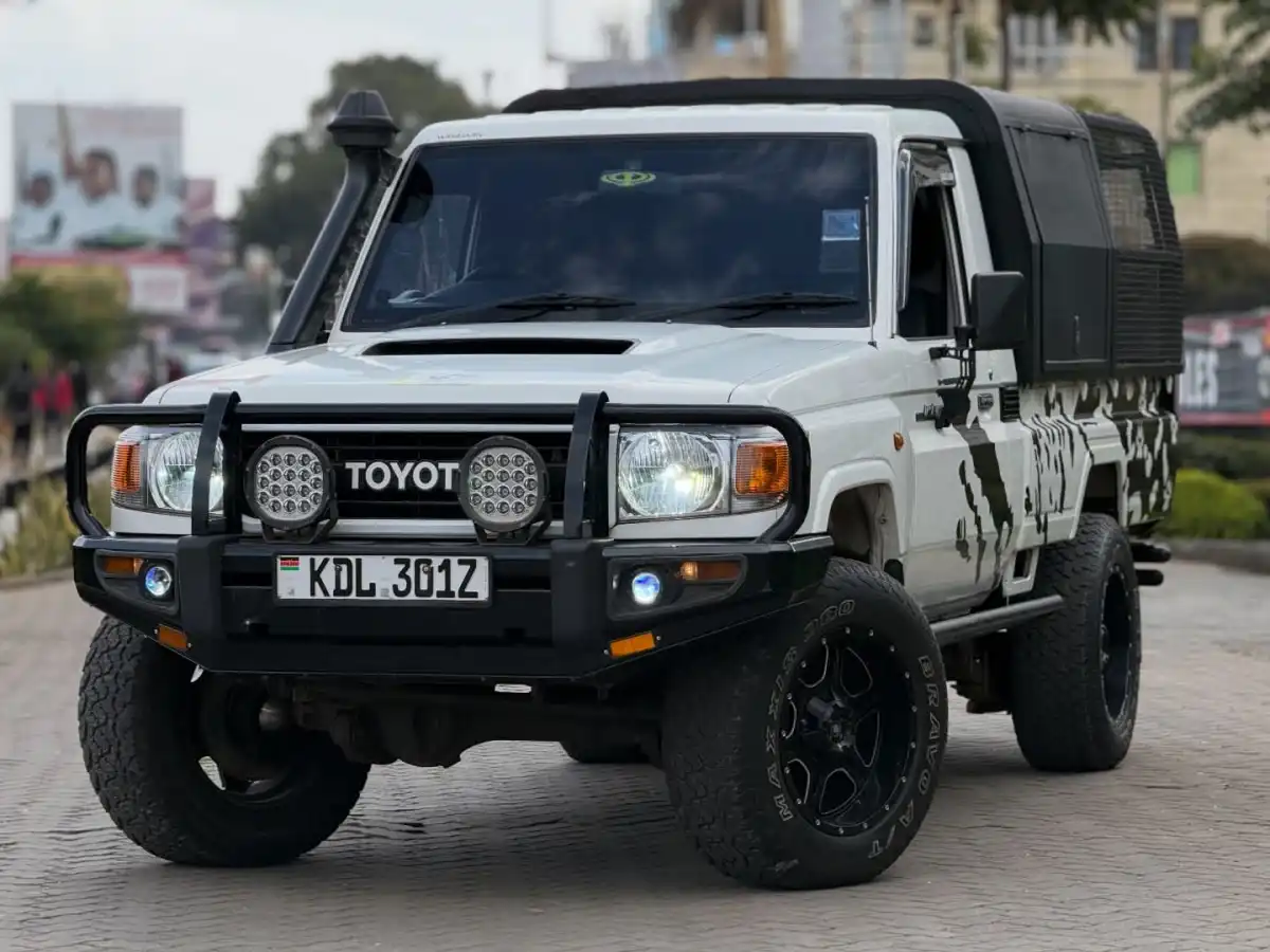 Toyota-Land_cruiser_76-