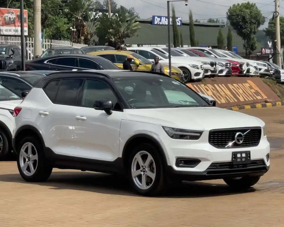 VOLVO-XC40-