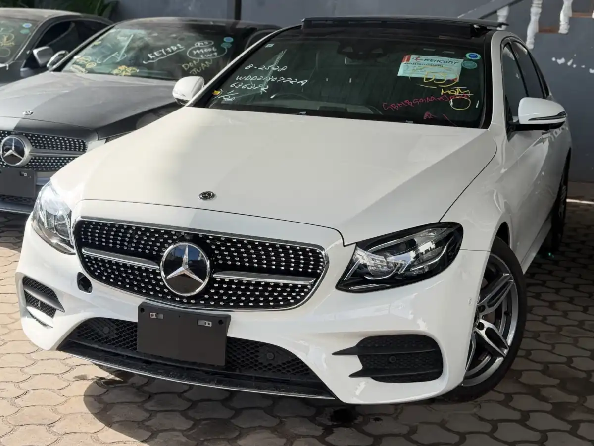Mercedes_Benz-E200-