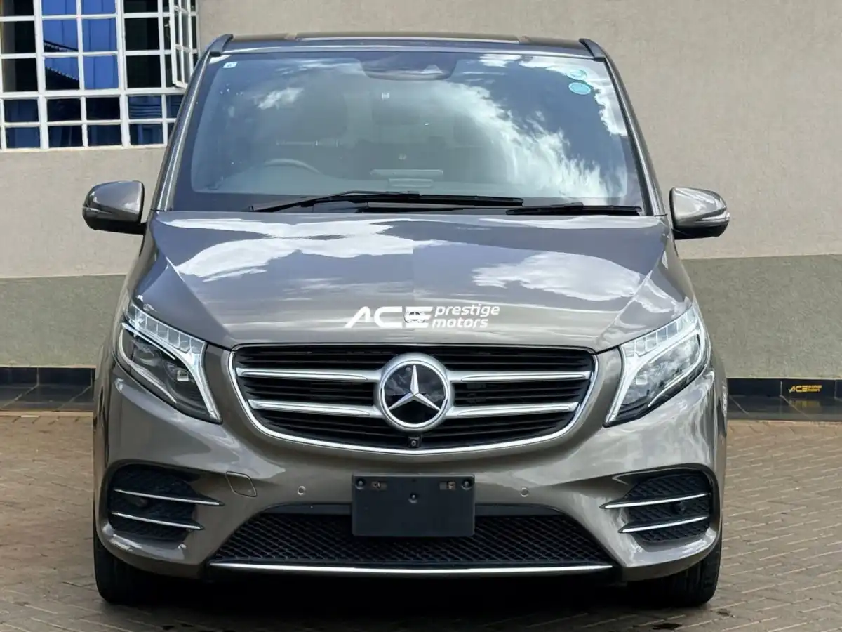 Mercedes_Benz-V220d-