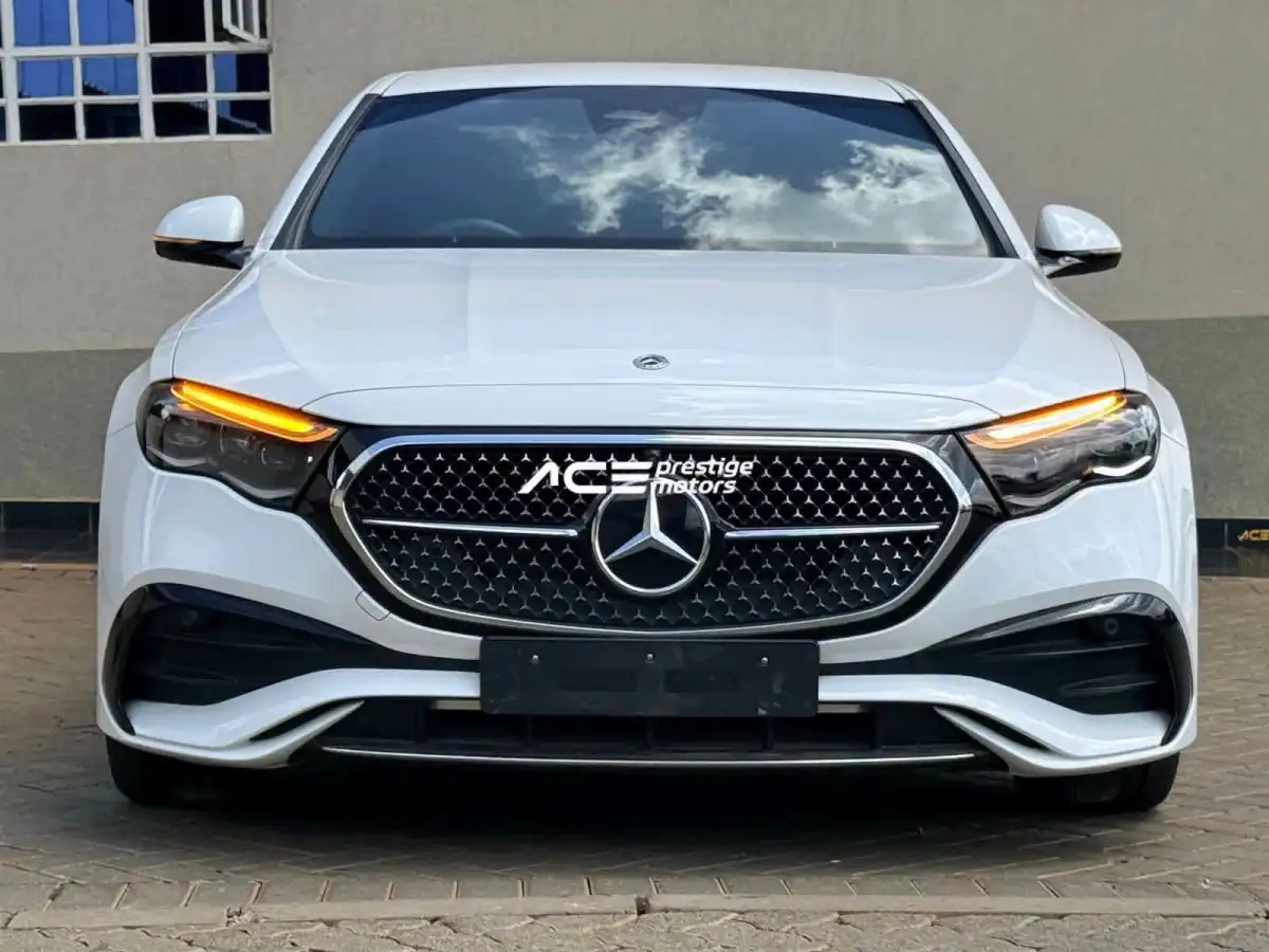 Mercedes_Benz-E200-