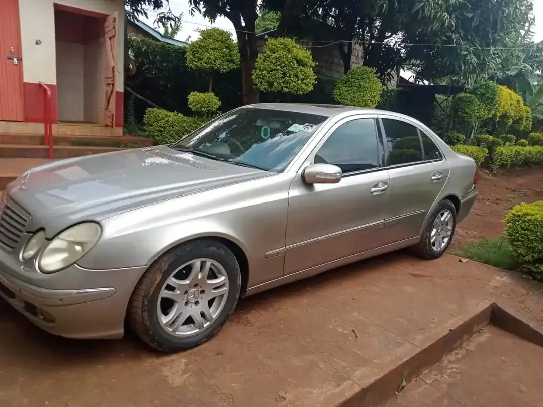 Mercedes_Benz-E240-