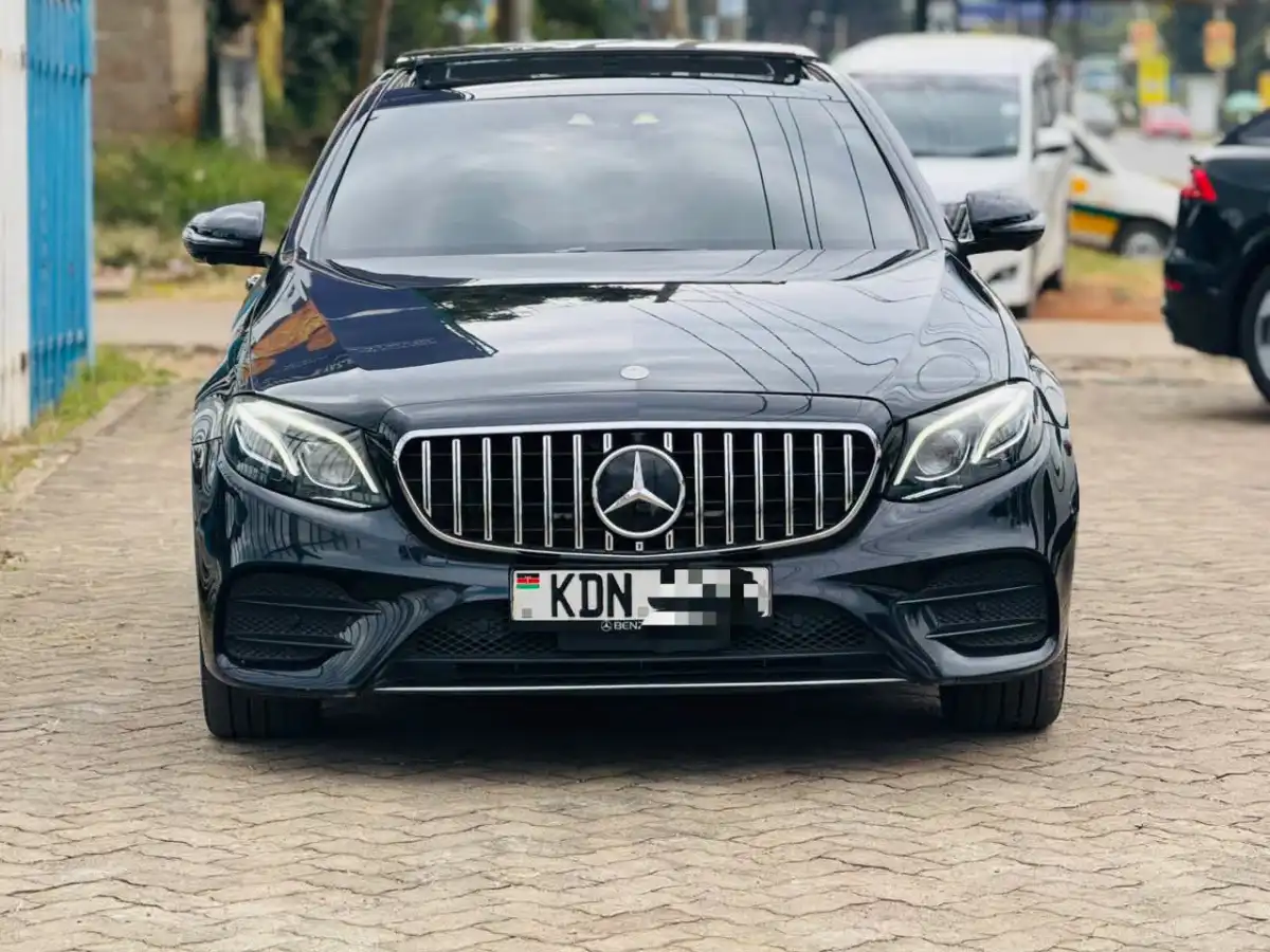 Mercedes_Benz-E200-
