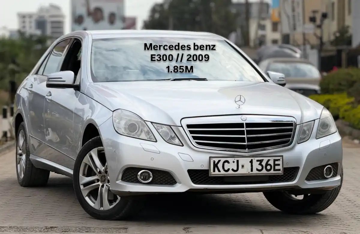 Mercedes_Benz-E300-