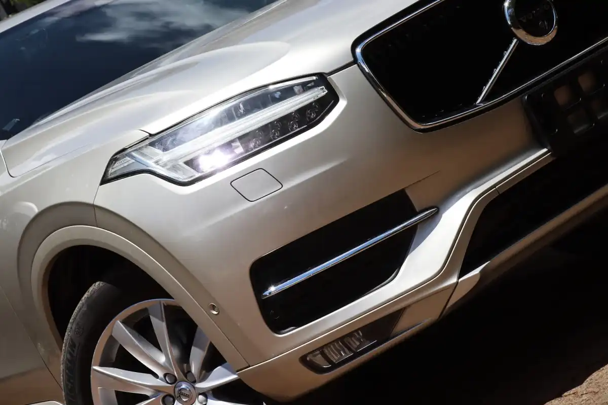 VOLVO-XC90-