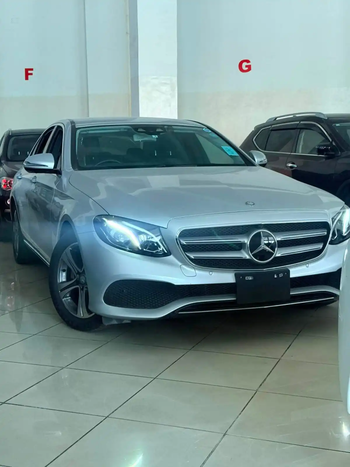 Mercedes_Benz-E200-