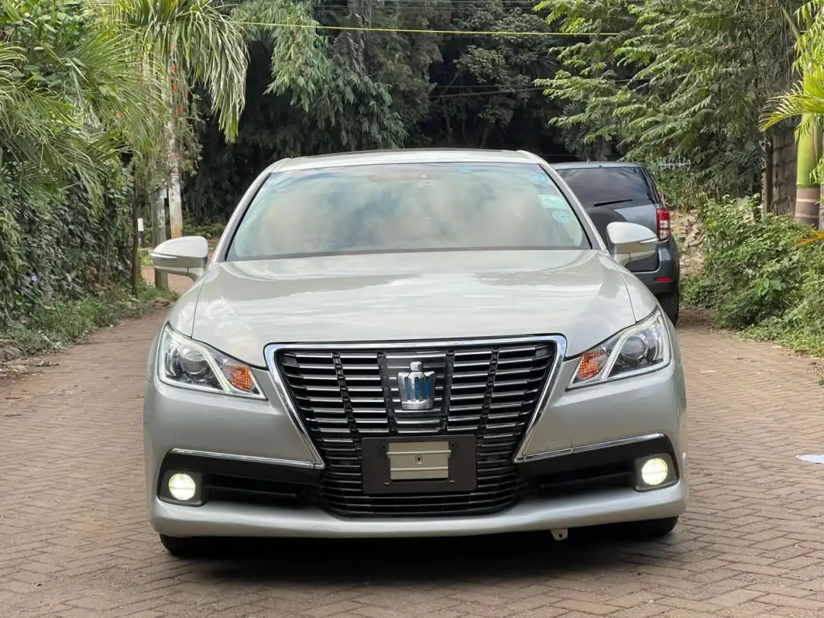 Toyota-Crown_Royal-