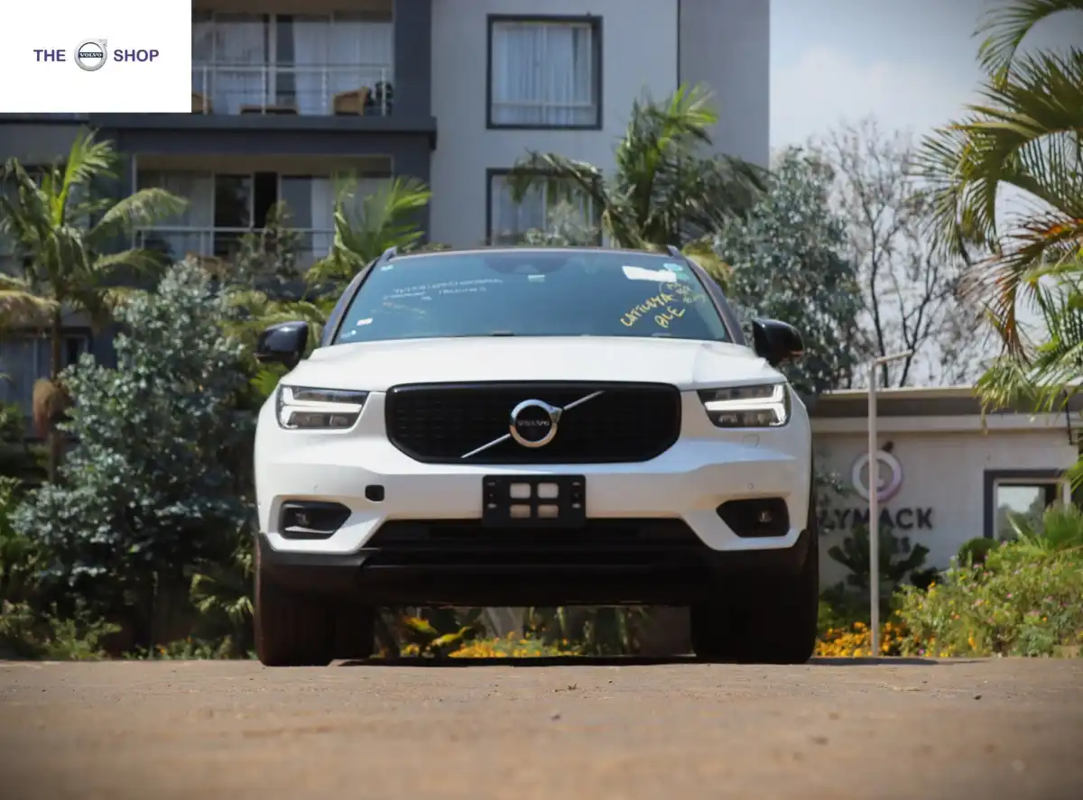 VOLVO-XC40-