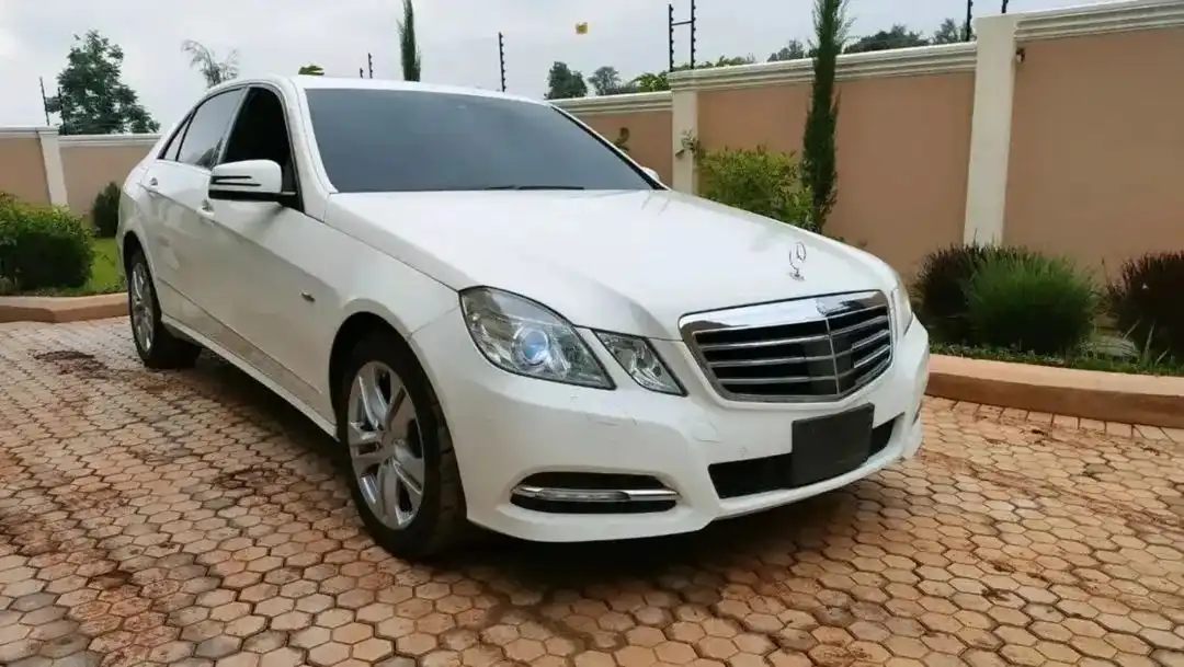 Mercedes_Benz-E300-