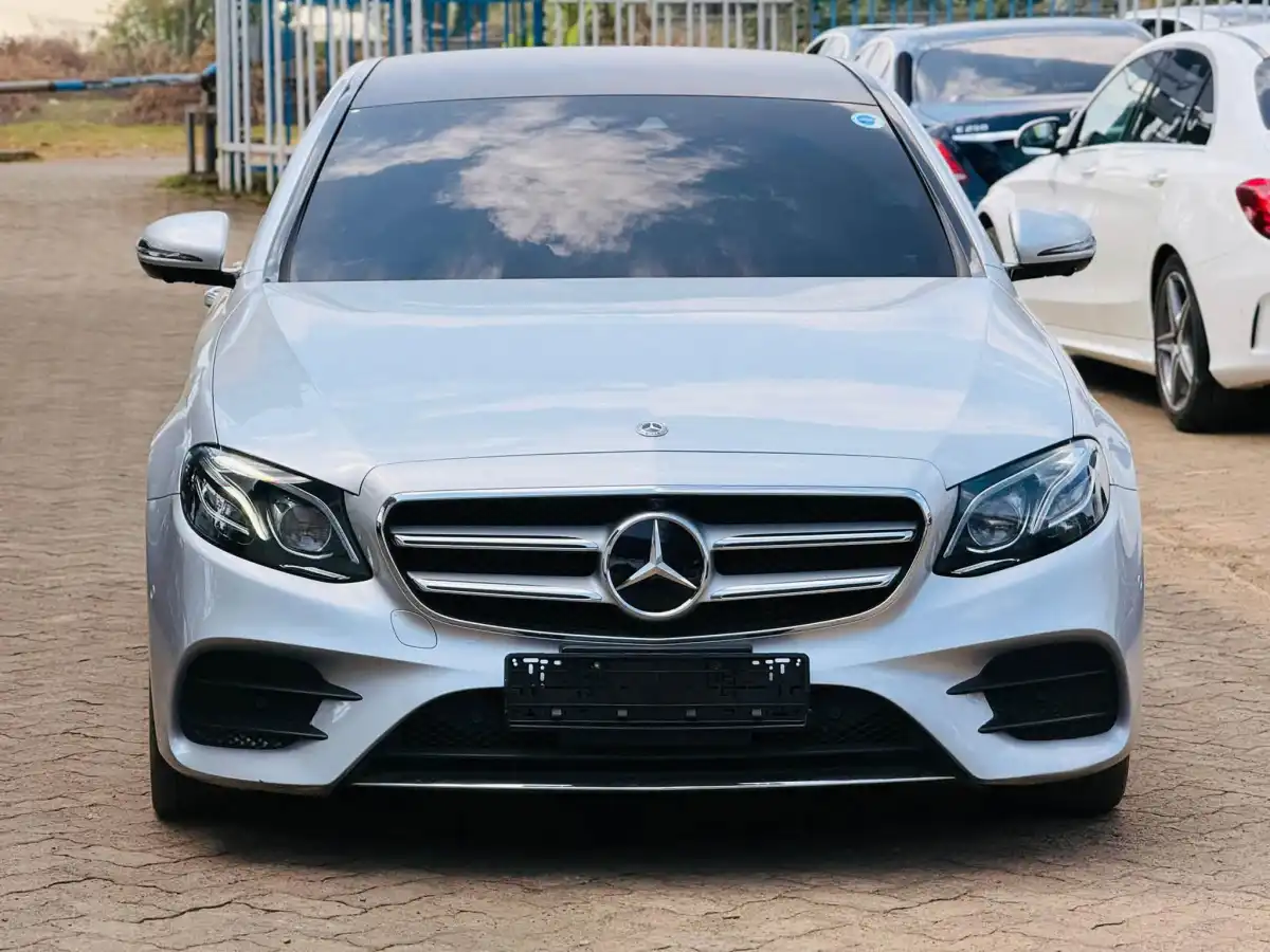 Mercedes_Benz-E200-