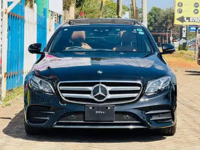 Mercedes_Benz-E200-