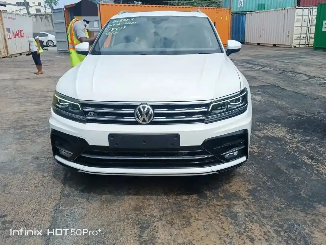 VOLKSWAGEN-Tiguan-