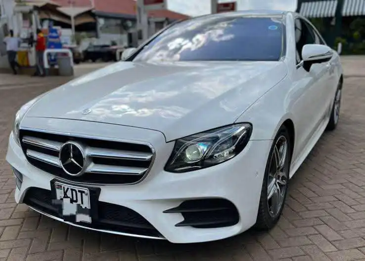 Mercedes_Benz-E200-
