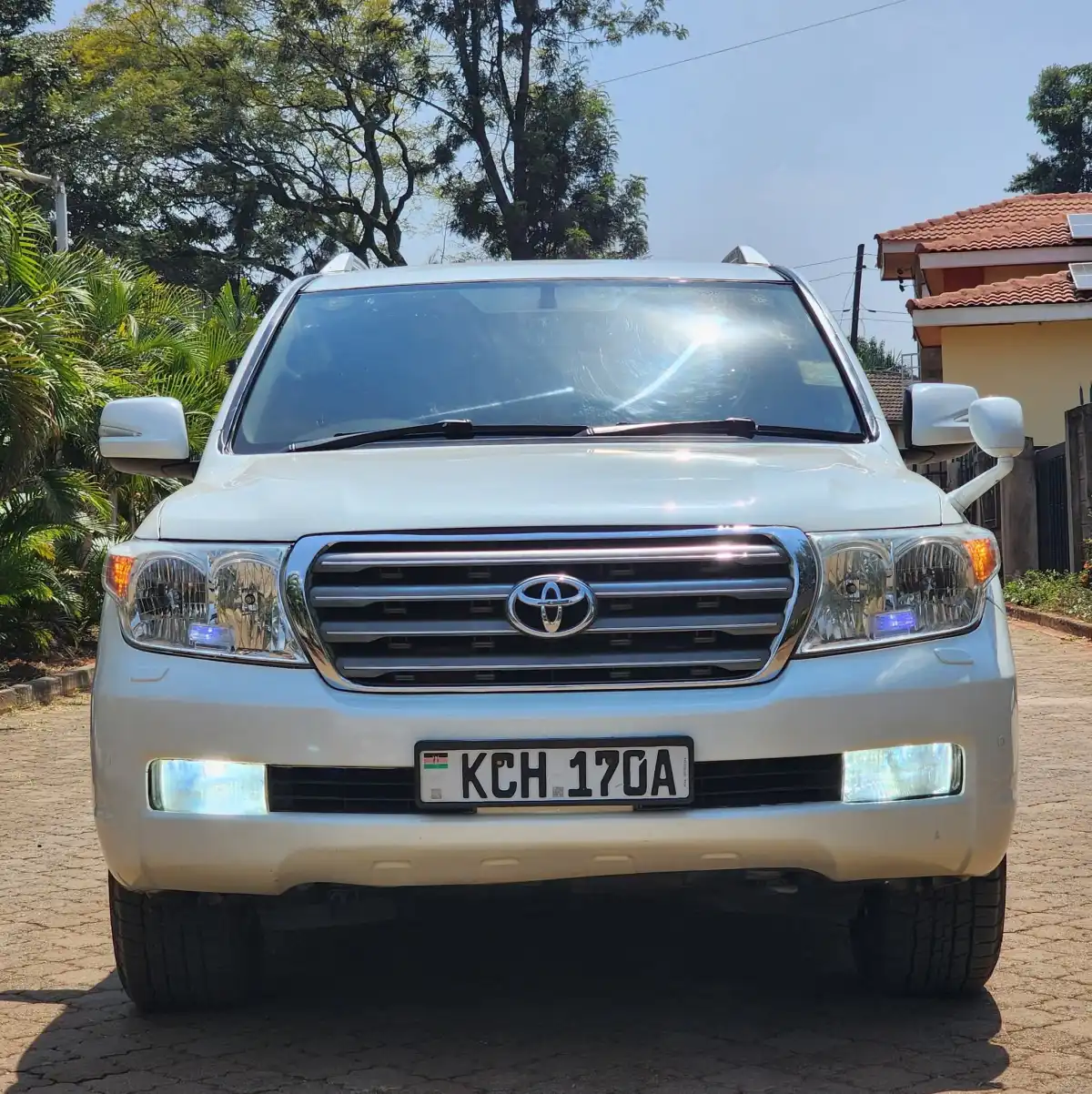 Toyota-Land_Cruiser_V8-