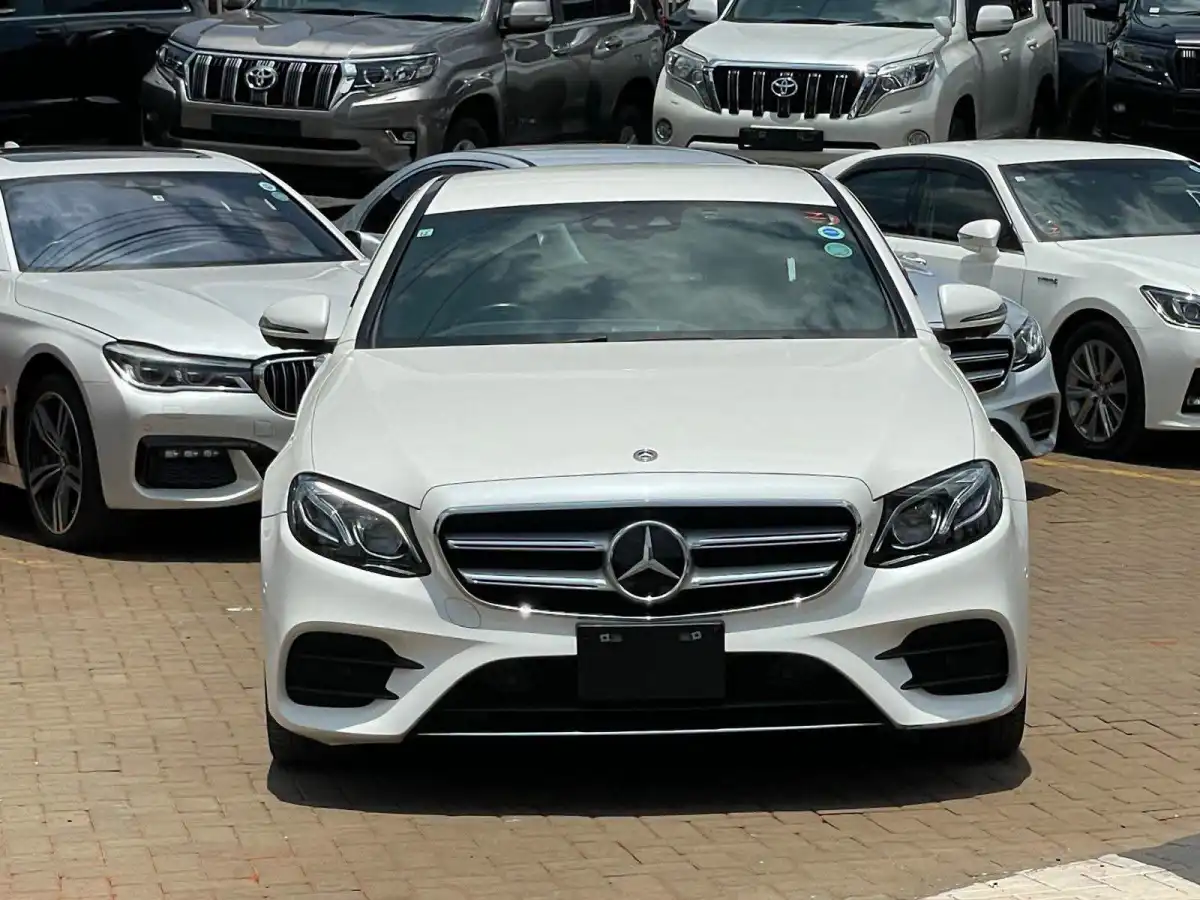 Mercedes_Benz-E220d-