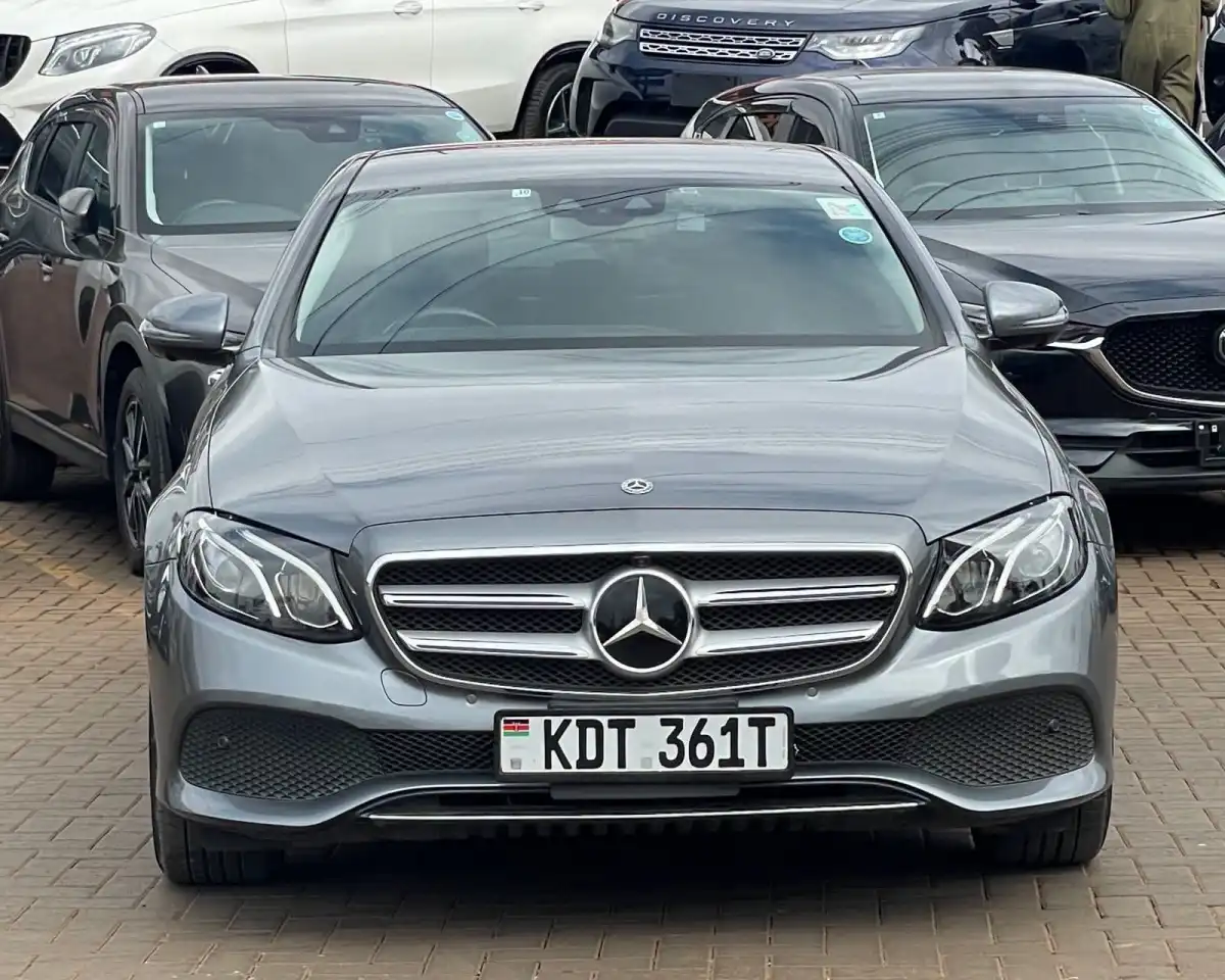 Mercedes_Benz-E200-