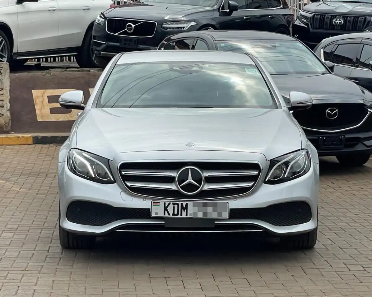 Mercedes_Benz-E200-